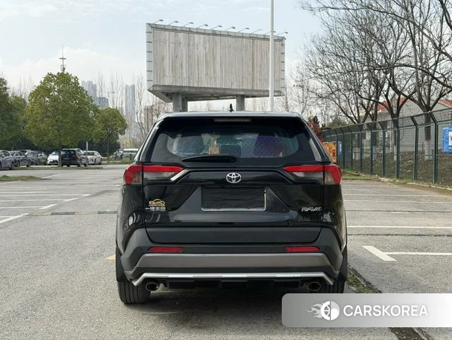 Toyota RAV4 2022 Черный из Китая, фото 2