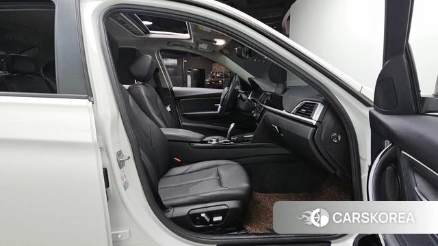 BMW 3 Series (F30) 2018 Белый из Кореи, фото 2
