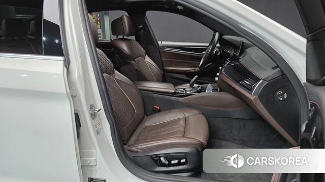 BMW 5 Series (G30) 2018 Белый из Кореи, фото 2