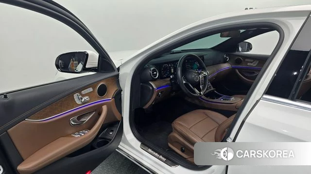 Mercedes-Benz E-Class W213 2022 Белый из Кореи, фото 2