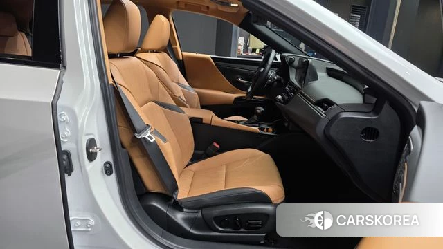Lexus ES300h 7th generation 2025 Белый из Кореи, фото 2