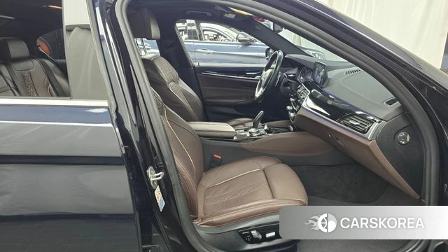 BMW 5 Series (G30) 2018 Черный из Кореи, фото 2