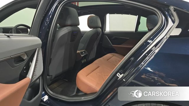 BMW 5 Series (G60) 2026 Черный из Кореи, фото 2