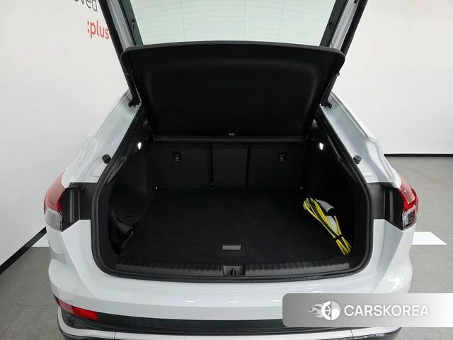 Audi Q4 e-Tron (F4) 2026 Белый из Кореи, фото 2