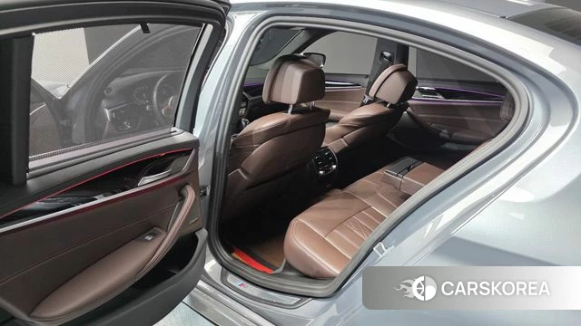 BMW 5 Series (G30) 2023 Серебристо-серый из Кореи, фото 2