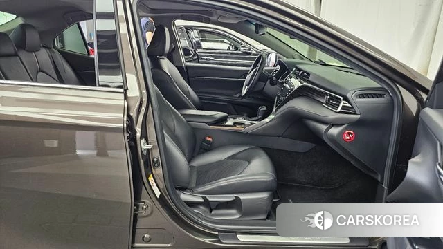 Toyota Camry (XV70) 2018 Коричневый из Кореи, фото 2