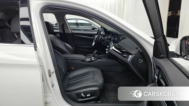 BMW 5 Series (G30) 2018 Белый из Кореи, фото 2