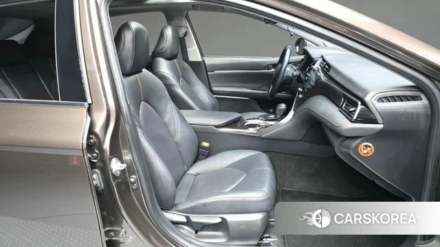 Toyota Camry (XV70) 2019 Песочный из Кореи, фото 2