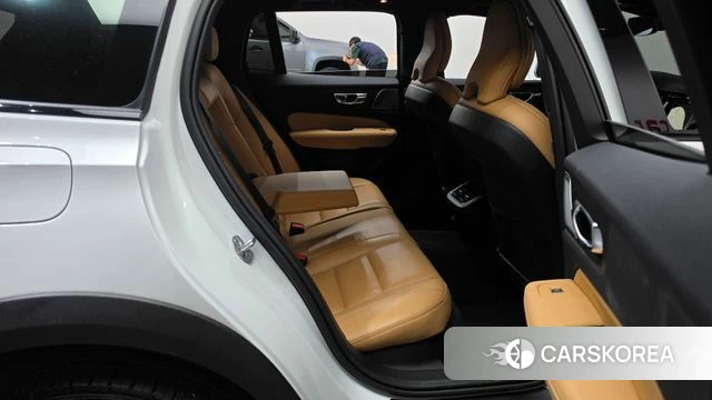 Volvo V60 Cross-Country 2nd Generation 2023 Белый из Кореи, фото 2