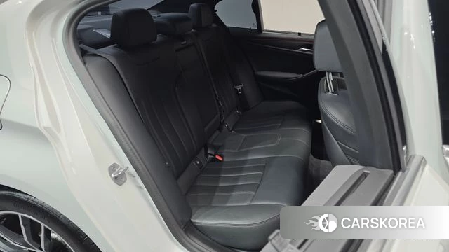 BMW 5 Series (G30) 2023 Белый из Кореи, фото 2