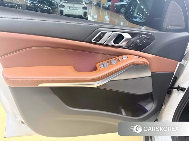 BMW X7 (G07) 2025 Белый из Кореи, фото 2