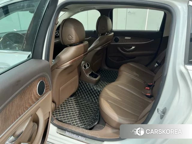Mercedes-Benz E-Class 2023 Белый из Китая, фото 2