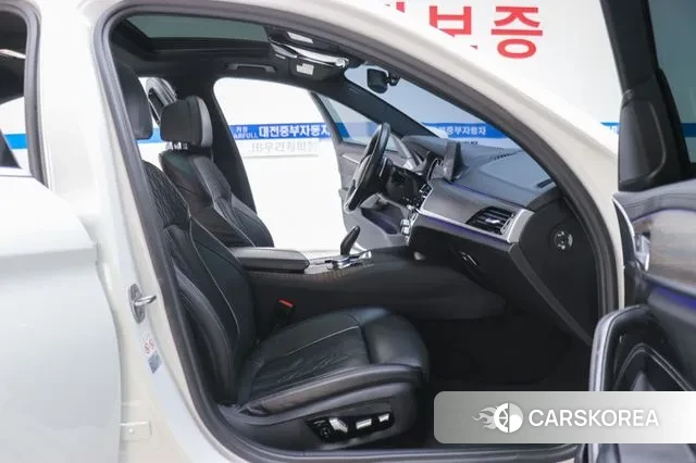 BMW 5 Series (G30) 2018 Белый из Кореи, фото 2