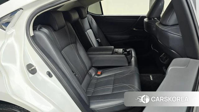 Lexus ES300h 7th generation 2023 Белый из Кореи, фото 2