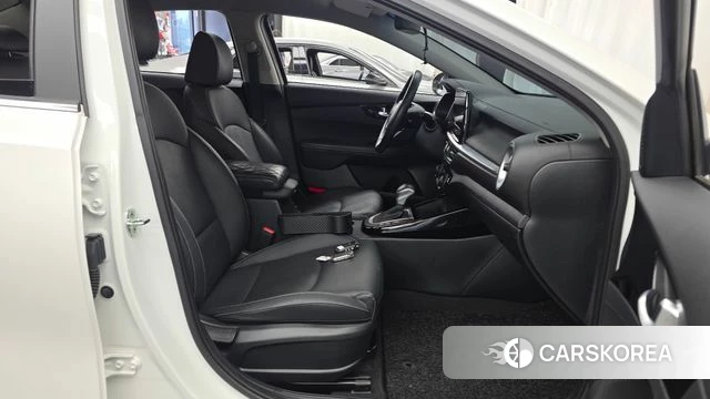 Kia The New K3 2nd generation 2022 Белый из Кореи, фото 2