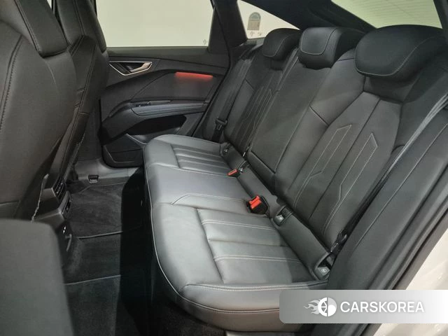 Audi Q4 e-Tron (F4) 2026 Белый из Кореи, фото 2