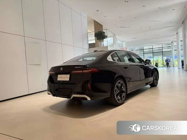 BMW 5 series 2025 Черный из Китая, фото 2