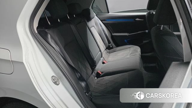 Volkswagen Golf 8th Generation 2022 Белый из Кореи, фото 2