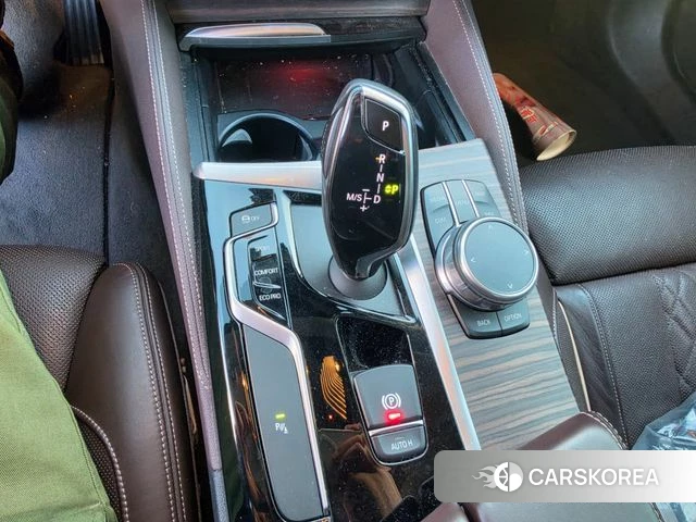 BMW 5 Series (G30) 2018 Белый из Кореи, фото 2