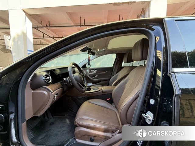 Mercedes-Benz E-Class 2023 Черный из Китая, фото 2