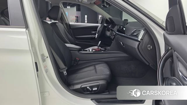 BMW 3 Series (F30) 2018 Белый из Кореи, фото 2