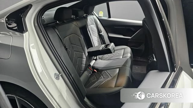 BMW 5 Series (G60) 2025 Белый из Кореи, фото 2