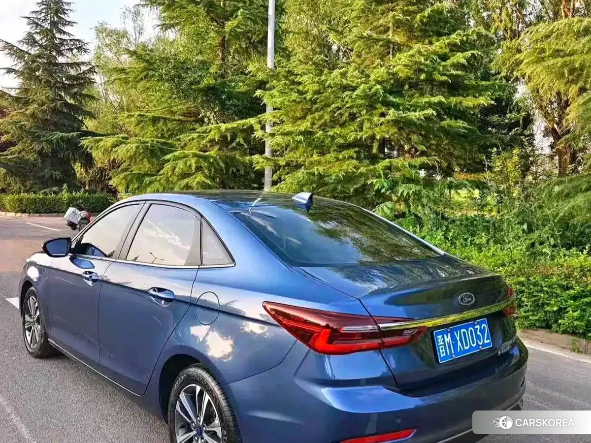 Ford Escort 2022 Синий из Китая, фото 2