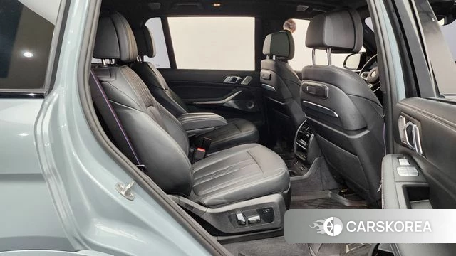 BMW X7 (G07) 2024 Светло-серебряный цвет из Кореи, фото 3