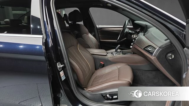 BMW 5 Series (G30) 2018 Черный из Кореи, фото 2