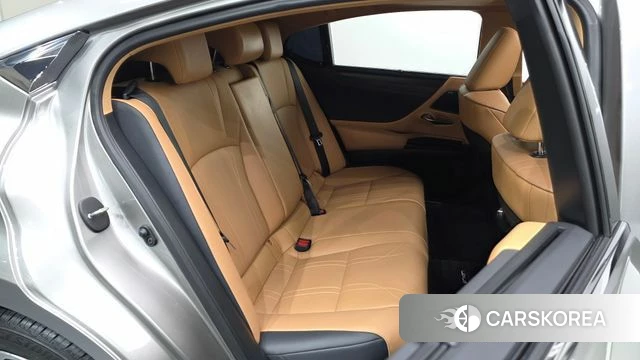 Lexus ES300h 7th generation 2025 Песочный из Кореи, фото 2