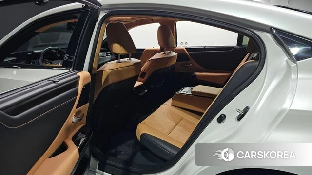 Lexus ES300h 7th generation 2023 Белый из Кореи, фото 2