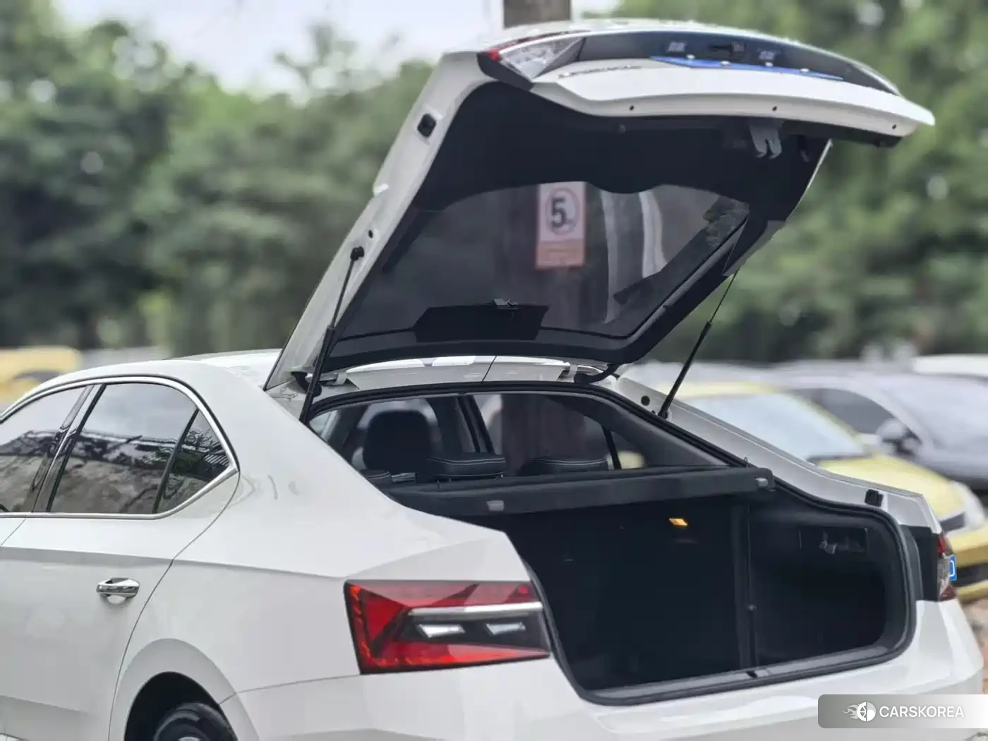 Skoda Superb 2021 Белый из Китая, фото 2