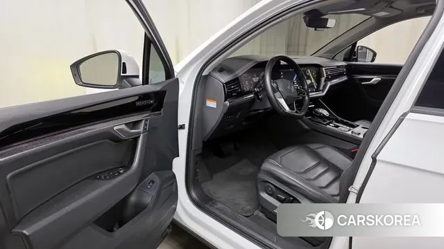Volkswagen Touareg 3rd generation 2022 Белый из Кореи, фото 2