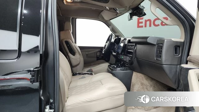 Chevrolet Express Van 2024 Черный из Кореи, фото 2