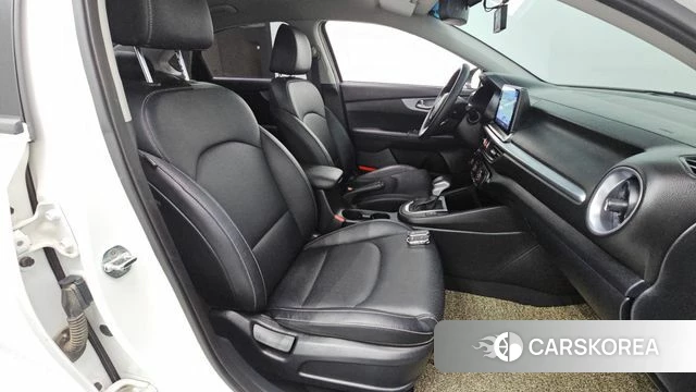 Kia The New K3 2nd generation 2022 Белый из Кореи, фото 2