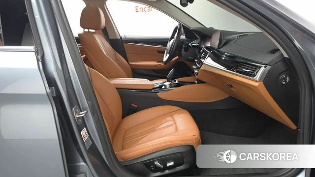 BMW 5 Series (G30) 2019 Светло-серебряный цвет из Кореи, фото 2