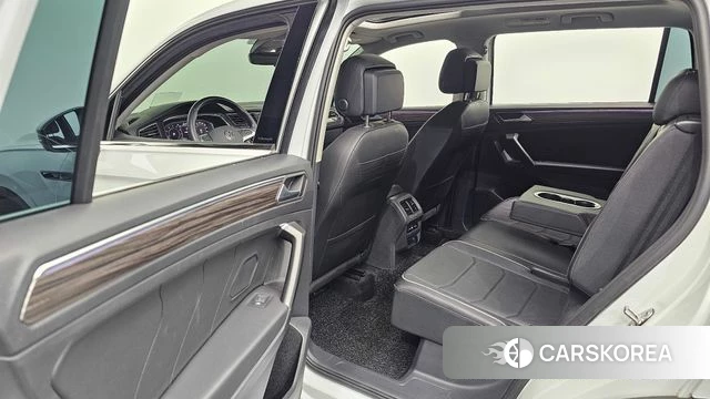 Volkswagen Tiguan Allspace 2023 Белый из Кореи, фото 2