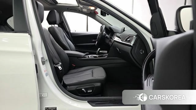 BMW 3 Series (F30) 2018 Белый из Кореи, фото 2