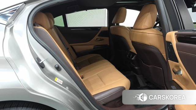 Lexus ES300h 7th generation 2019 Серебряный из Кореи, фото 2