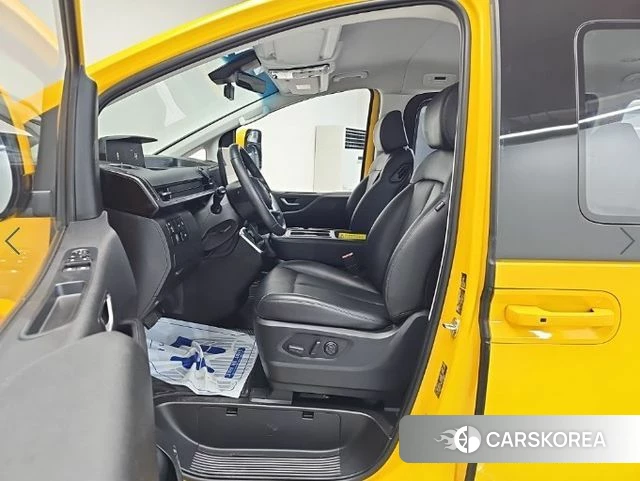 Hyundai Staria 2023 Желтый из Кореи, фото 2