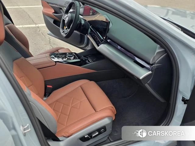 BMW 5 Series (G60) 2026 Цвет галактики из Кореи, фото 2