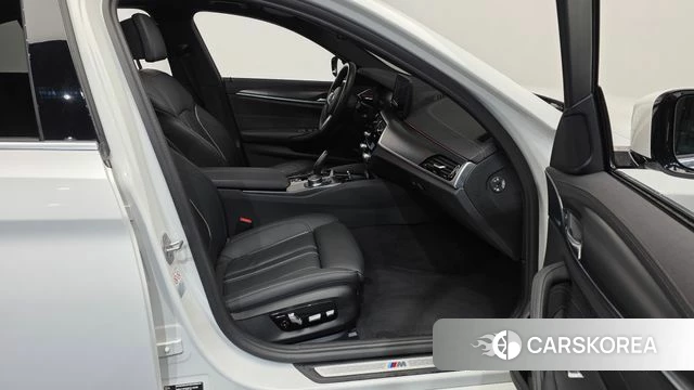 BMW 5 Series (G30) 2022 Белый из Кореи, фото 2