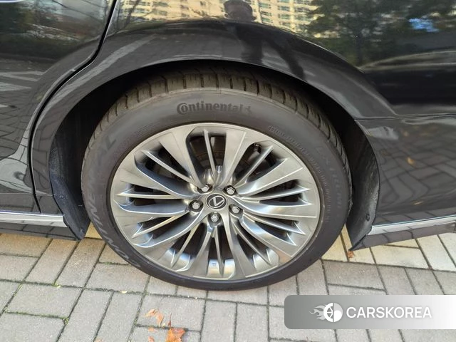 Lexus LS500h 5th generation 2023 Черный из Кореи, фото 2