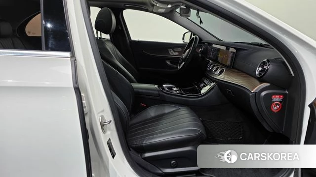 Mercedes-Benz E-Class W213 2019 Белый из Кореи, фото 2