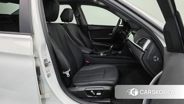 BMW 3 Series (F30) 2018 Белый из Кореи, фото 2