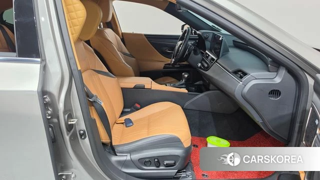 Lexus ES300h 7th generation 2023 Песочный из Кореи, фото 2