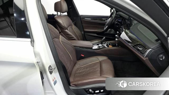 BMW 5 Series (G30) 2018 Белый из Кореи, фото 2