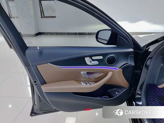 Mercedes-Benz E-Class 2023 Черный из Китая, фото 2