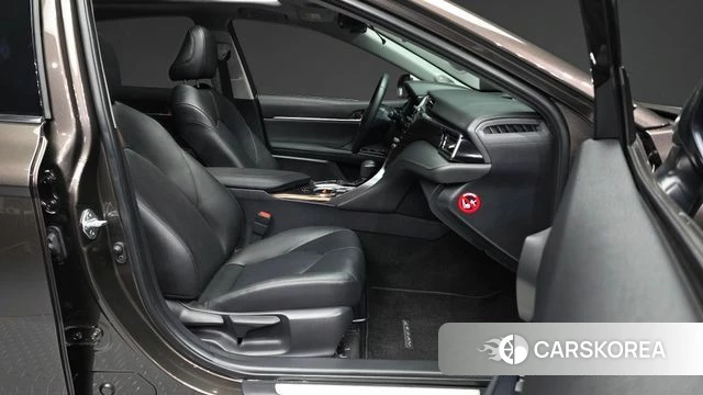 Toyota Camry (XV70) 2019 Коричневый из Кореи, фото 2
