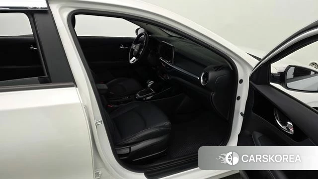 Kia The New K3 2nd generation 2023 Белый из Кореи, фото 2